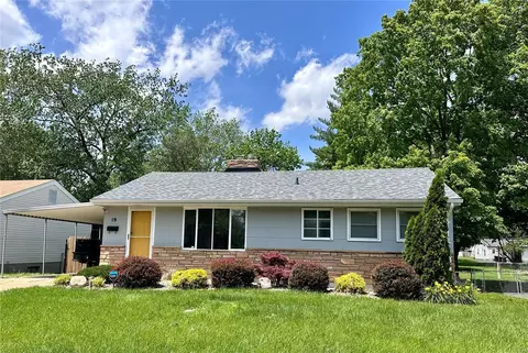 19 Mercury Dr, Florissant, MO 63031