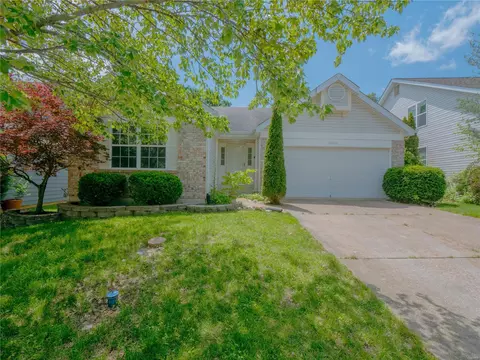 16802 Hickory Crest Dr, Ballwin, MO 63011