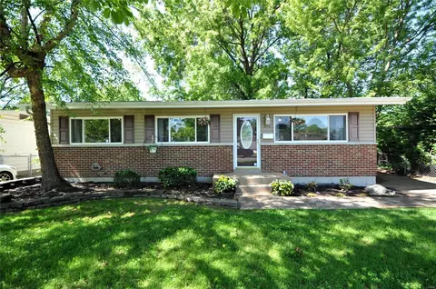870 Kostka Ln, Florissant, MO 63031