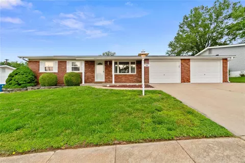 2651 Causeway Dr, Saint Louis, MO 63125