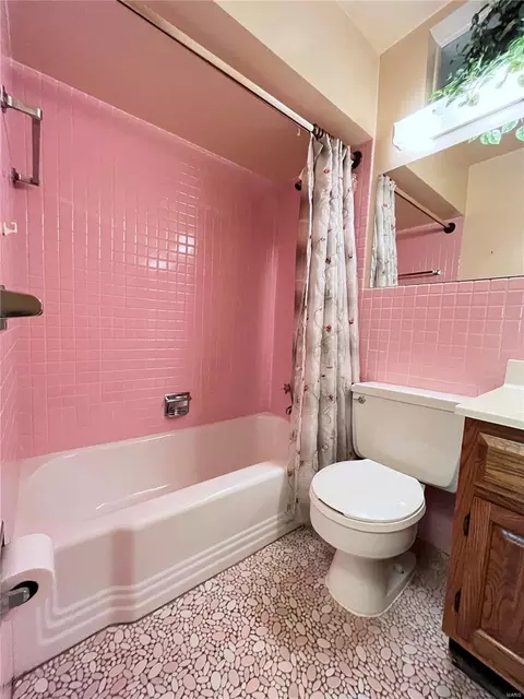 Bath - 1219 Wyncrest Dr, Ballwin, MO 63011 photo 5 of 6