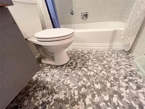 Bath - 1219 Wyncrest Dr, Ballwin, MO 63011 photo 3 of 6