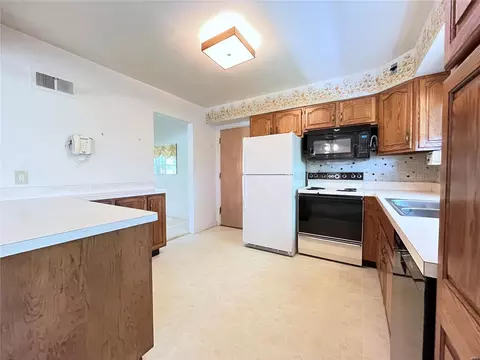 Kitchen - 1219 Wyncrest Dr, Ballwin, MO 63011 photo 5 of 6