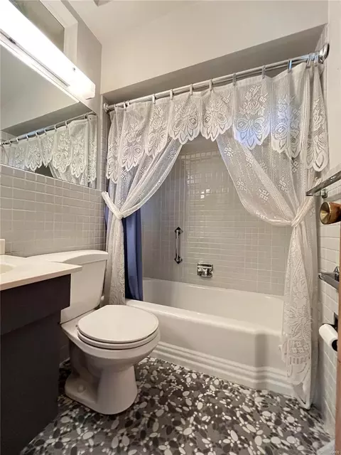Bath - 1219 Wyncrest Dr, Ballwin, MO 63011 photo 2 of 6
