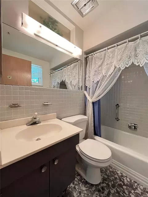 Bath - 1219 Wyncrest Dr, Ballwin, MO 63011 photo 1 of 6