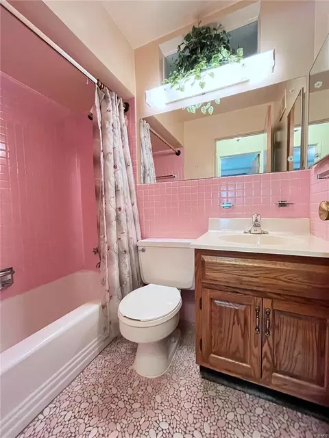 Bath - 1219 Wyncrest Dr, Ballwin, MO 63011 photo 4 of 6