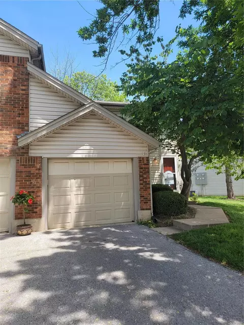 728 Sugar Glen Dr #4, Saint Peters, MO 63376
