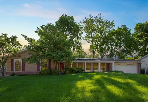 1334 Palm Ridge Ct, Saint Louis, MO 63146