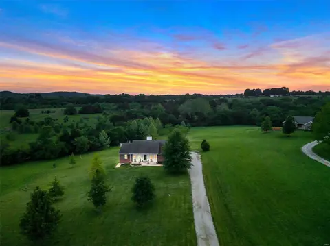 6433 Riverview Dr, Pacific, MO 63069