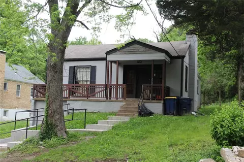 3950 Shirley Dr, Saint Louis, MO 63121