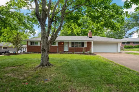 125 Smith Dr, Ballwin, MO 63011