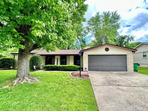 112 Briarcliff Dr, Saint Charles, MO 63301