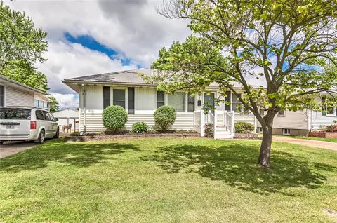 3 Louise Ct, Florissant, MO 63031
