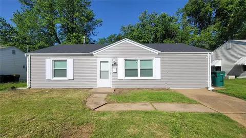 9871 Vickie Pl, Saint Louis, MO 63136