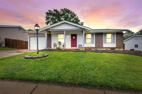 662 Green Hedge Dr, Fenton, MO 63026