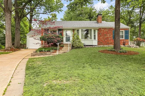 6 Wrenwood Ct, Webster Groves, MO 63119