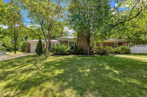 8526 Skyline Dr, Saint Louis, MO 63123