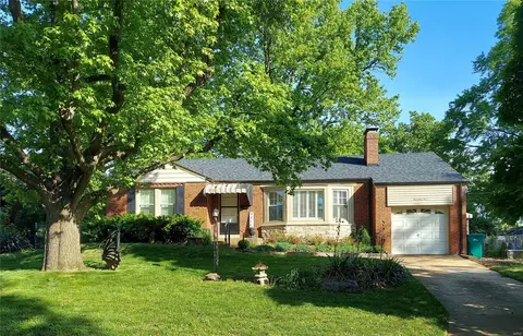 415 Cannonbury Dr, Webster Groves, MO 63119