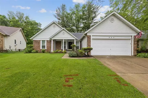 800 Torero Ln, Florissant, MO 63031
