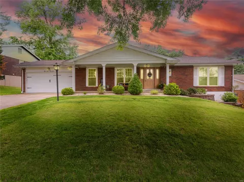 5365 Kings Park Dr, Saint Louis, MO 63129