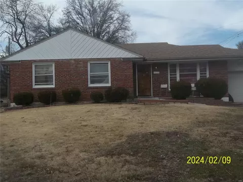 1215 La Rue Ct, Saint Louis, MO 63137