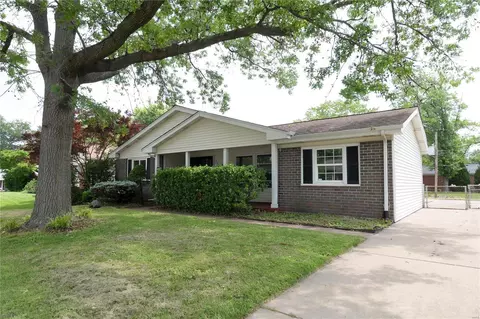 2712 Wintergreen Dr, Florissant, MO 63033