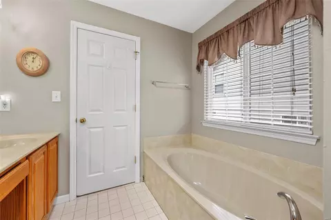 Bath - 3827 Park Place Estates Dr, Bridgeton, MO 63044 photo 4 of 6