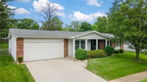 825 Dewayne Dr, Florissant, MO 63031