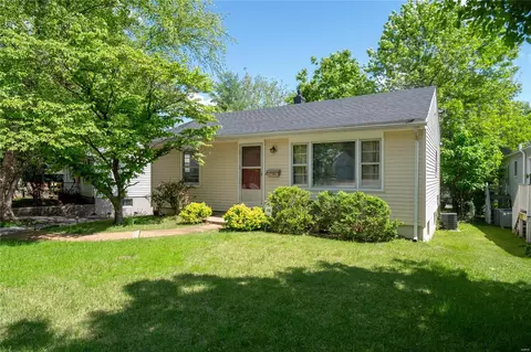 8610 Big Bend Blvd, Webster Groves, MO 63119