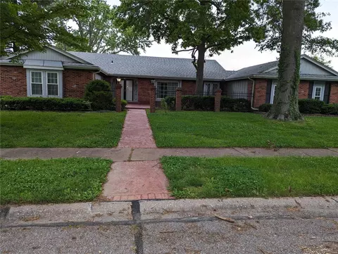 6605 Hyde Park Dr, Florissant, MO 63033