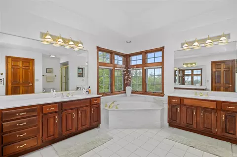 Bath - 704 Carman Oaks Ct, Manchester, MO 63021 photo 4 of 7