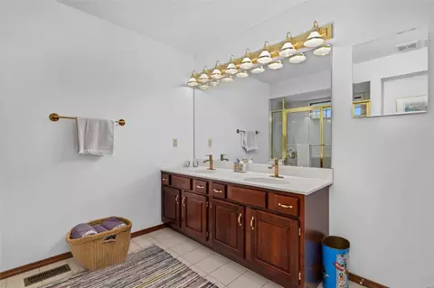 Bath - 704 Carman Oaks Ct, Manchester, MO 63021 photo 2 of 7