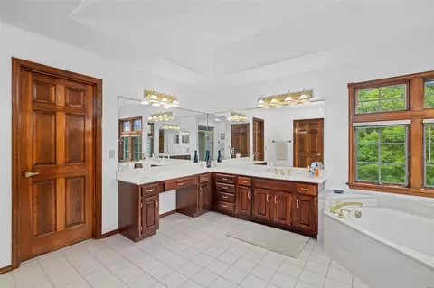 Bath - 704 Carman Oaks Ct, Manchester, MO 63021 photo 6 of 7