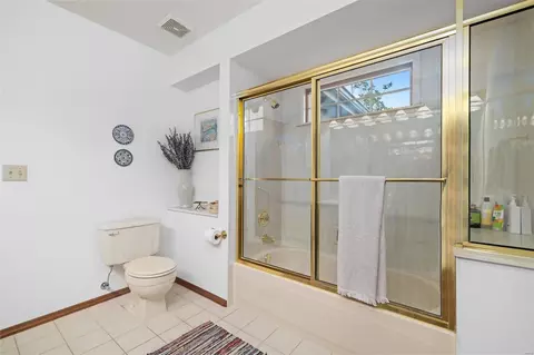 Bath - 704 Carman Oaks Ct, Manchester, MO 63021 photo 3 of 7
