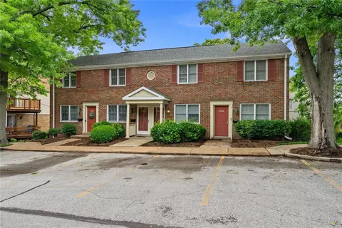 9053 W Swan Circle Cir, Saint Louis, MO 63144
