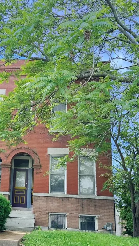 2336 Russell Blvd, Saint Louis, MO 63104