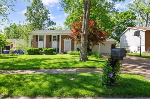 1291 Greenmar Dr, Fenton, MO 63026