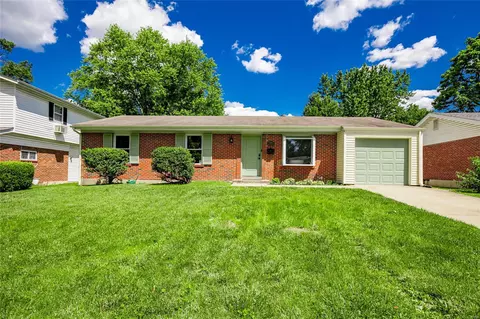 1440 Bluefield Dr, Florissant, MO 63033