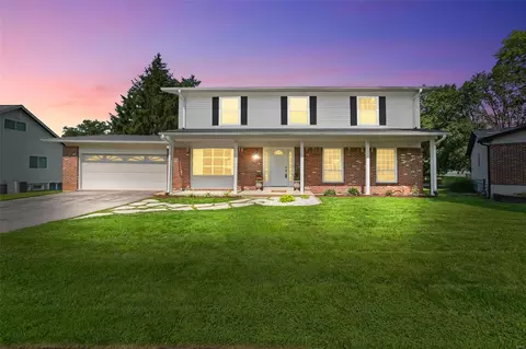 1033 Fernpark Dr, Saint Louis, MO 63141