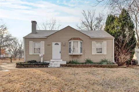 220 Saint Luke Dr, Florissant, MO 63031