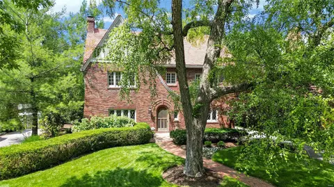 37 Ridgemoor Dr, Clayton, MO 63105