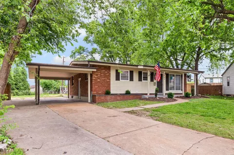 2663 Chatham Dr, Maryland Heights, MO 63043