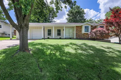 2135 Aqueduct Dr, Florissant, MO 63033