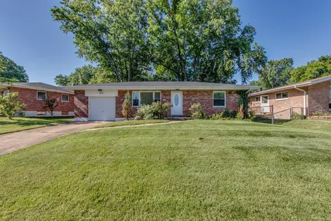 414 Lambeth Ln, Saint Louis, MO 63125