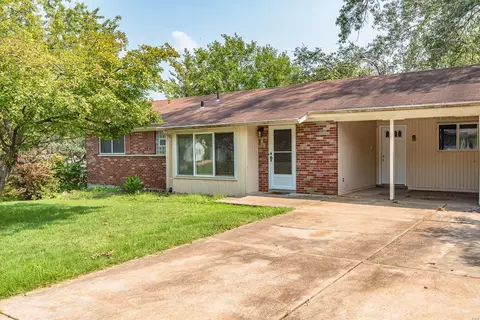 8706 Holbrook Dr, Saint Louis, MO 63123