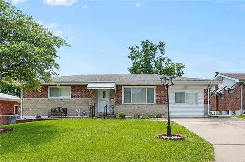 304 Earlsfield Ln, Saint Louis, MO 63125