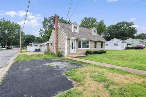 11020 Old Saint Charles Rd, Saint Ann, MO 63074