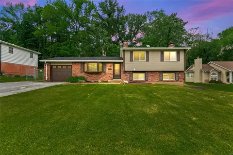7752 Wooddale Ln, Saint Louis, MO 63121