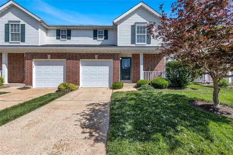 1025 Big Bend Crossing Dr, Manchester, MO 63088