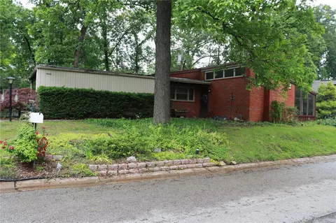 2216 Divot Dr, Saint Louis, MO 63131